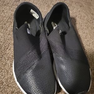 New Blance black walking shoes